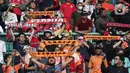 Suporter saat menyaksikan laga Persija melawan Sabah FC pada laga uji coba internasional di Stadion Patriot Candrabhaga, Kota Bekasi, Minggu (5/6/2022). Pertandingan sepakbola kembali bisa disaksikan secara langsung setelah pemerintah melonggarkan aturan pemakaian masker di luar ruangan. (Liputan6.com/Helmi Fithriansyah)