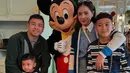 <p>Raffi Ahmad memboyong keluarganya liburan ke Hongkong. Tampak Nagita Slavina mengenakan atasan kemeja kotak-kotak biru dengan kerah putih dipadukan cardigan panjang dan celana denim . Kedua putranya mengenakan long shirt belang-belang hitam. Raffi drngan jaket dan polo shirtnya. [@raffinagita1717]</p>
