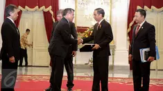 Presiden Joko Widodo menerima delegasi Federasi Sepakbola Internasional atau Federation of International Football Association (FIFA) dan Asia Football Confederation (AFC) di Istana Merdeka, Jakarta, Senin (2/11/2015). (Liputan6.com/Faizal Fanani)