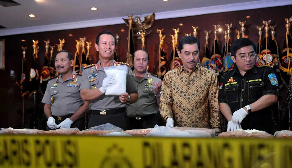 Kapolri Jenderal Sutarman menggelar barang bukti 71 kg sabu di Mabes Polri, Jakarta, (10/10/14). (Liputan6.com/Johan Tallo)