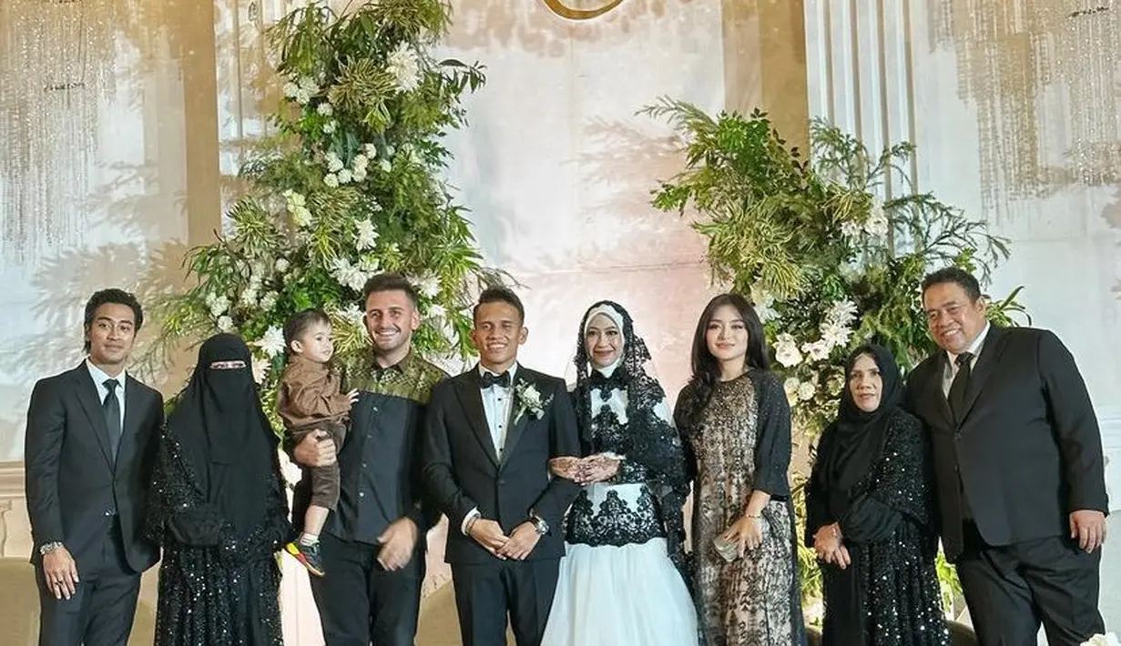 Nathalie Holscher tampil mengenakan dress hitam berbordir. Ia pun hadir bersama anak dan kekasihnya. [@natahlieholscher]
