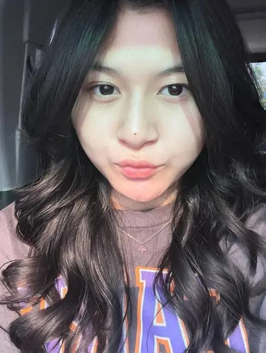 Momen Nasha Anaya selfie di mobil ini tuai atensi. Paras cantik Nasha Anaya sukses curi perhatian. Apalagi Nasha juga memakai lipstik yang kian memperlihat sisi cantik dari Nasha Anaya. (Liputan6.com/IG/nasha.anayaa)