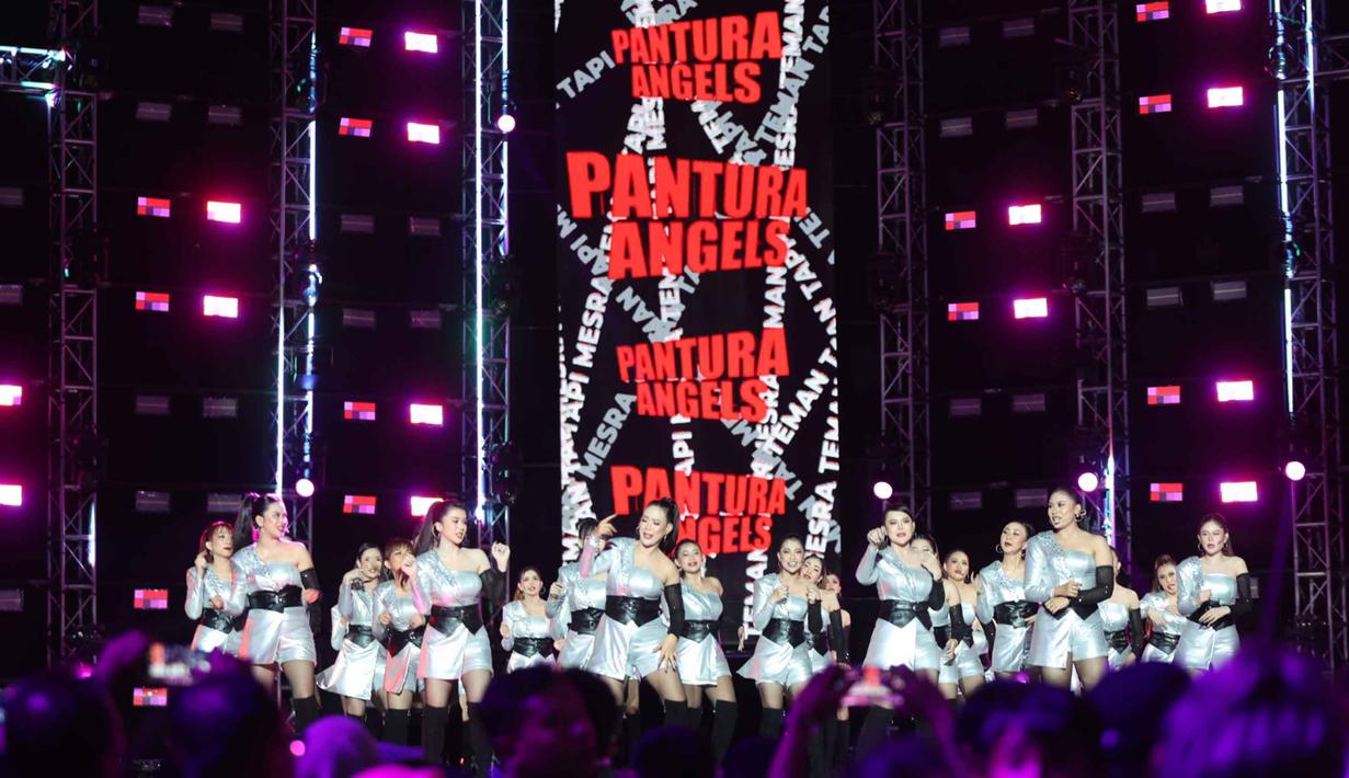 Perayaan spesial ini digelar selama dua malam berturut-turut, yakni pada Sabtu dan Minggu (10-11/1/2026) malam. Tampak dalam foto, penampilan Pantura Angel pada hari pertama malam puncak pertama Konser Raya 31 Tahun Indosiar Luar Biasa di Studio 6 Emtek City, Daan Mogot, Jakarta Barat, pada Sabtu (10/1/2026) malam. (Kapanlagi.com/Budy Santoso)
