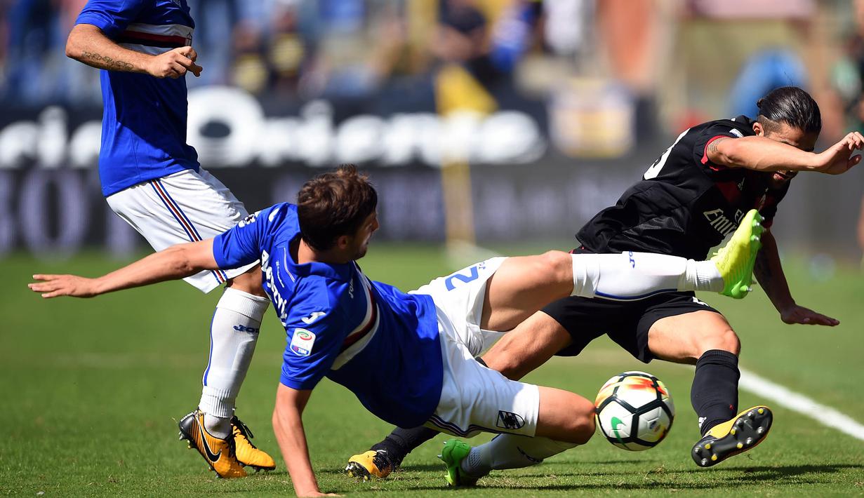 Bek Sampdoria, Bartosz Bereszynski, menekel bek AC Milan, Ricardo Rodriguez, pada laga Serie A Italia di Stadion Luigi Ferraris, Genoa, Minggu (24/9/2017). Sampdoria menang 2-0 atas Milan. (AFP/Filippo Monteforte)
