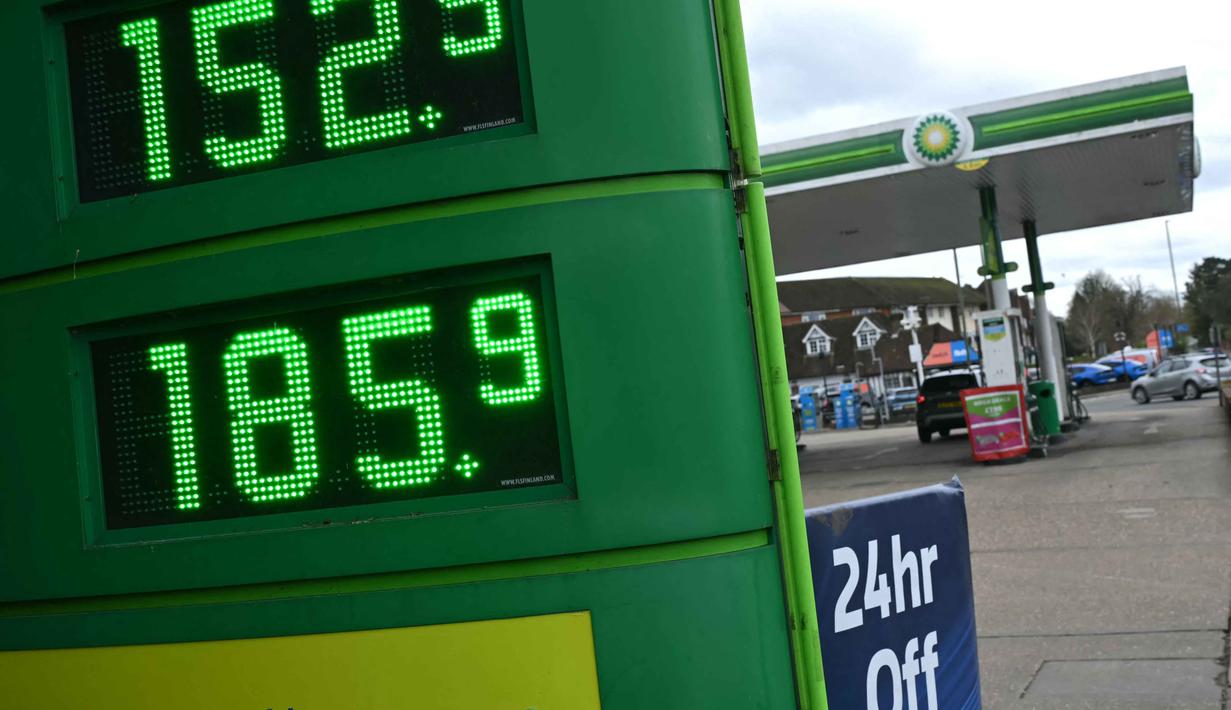 Situasi ini memperburuk distribusi minyak dan gas secara global. Tampak dalam foto, papan informasi digital menampilkan harga terbaru untuk satu liter bensin dan solar di sebuah Stasiun Pengisian Bahan Bakar Umum (SPBU), Guildford, barat daya London, pada 29 Maret 2026. (JUSTIN TALLIS/AFP)