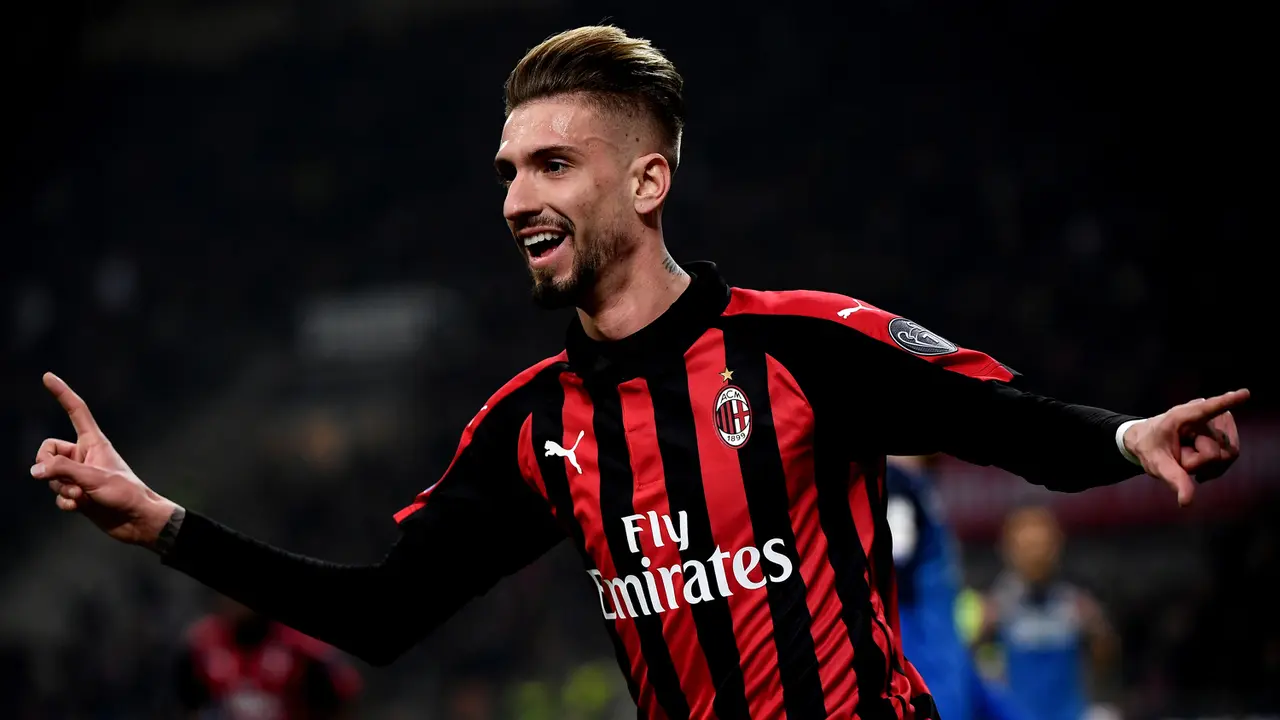 Gelandang AC Milan, Samuel Castillejo, merayakan gol yang dicetaknya ke gawang Empoli pada laga Serie A. (AFP/Marco Bertorello)