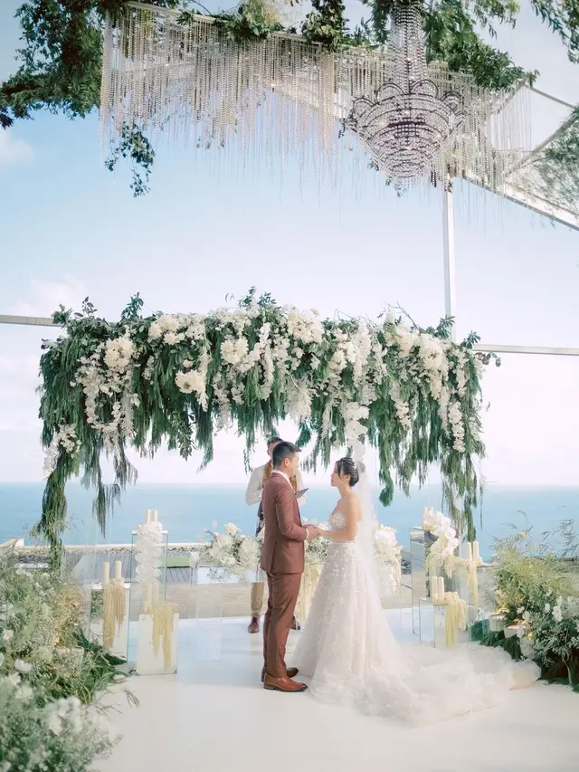 Parade Gaun Hian Tjen yang Dikenakan Titan Tyra di Hari Pernikahan, Bernuansa Elegan dan Glamor di Tepi Laut