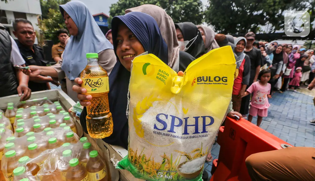 Warga bisa menebus paket beras SPHP, minyak goreng dan gula pasir senilai Rp80 ribu. (Liputan6.com/Angga Yuniar)