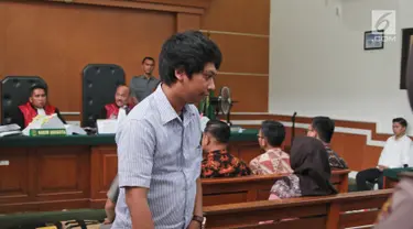 Salah satu saksi Agus Junaedi meninggalkan ruang sidang lanjutan kasus First Travel di Pengadilan Negeri Depok, Senin (26/3). Agus menolak bersaksi karena merupakan adik kandung dari bos  First Travel, Andika Surachman. (Liputan6.com/Herman Zakharia)