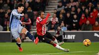 Penyerang Tottenham Hotspur asal Korea Selatan bernomor punggung 07, Son Heung-Min, mencetak gol kedua tim selama pertandingan Liga Primer Inggris antara Southampton dan Tottenham Hotspur di Stadion St Mary di Southampton, Inggris selatan, Senin dini hari WIB (16-12-2024). (JUSTIN TALLIS/AFP)