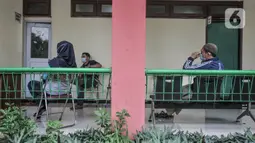 Warga saat menunggu hasil tes Covid-19 di GOR Kecamatan Makasar, Jakarta, Senin (17/5/2021). Pemkot Jakarta Timur menggelar tes Covid-19 gratis bagi warga yang baru tiba di Ibu Kota guna mencegah penyebaran virus Corona usai mudik. (merdeka.com/Iqbal S Nugroho)