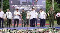 Pemerintah Provinsi (Pemprov) Jakarta memusnahkan 9.712 minuman keras (miras) ilegal di kawasan Monumen Nasional (Monas) pada Rabu (4/12/2024). (Foto: Dokumentasi Pemprov Jakarta)