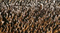 Ribuan pelajar menampilkan Tari Kecak Kolosal di Pantai Berawa, Badung, Bali, Minggu (25/2). Tarian yang melibatkan 5.555 penari tersebut memecahkan rekor dunia Tari Kecak Kolosal dengan peserta terbanyak. (AP/Firdia Lisnawati)