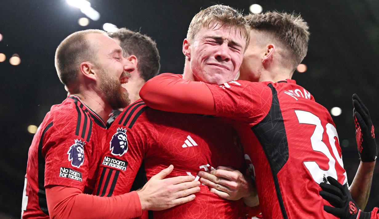 Pemain Manchester United, Rasmus Hojlund, melakukan selebrasi setelah mencetak gol ke gawang Aston Villa pada pekan ke-19 Premier League 2023/2024 di Stadion Old Trafford, Rabu (27/12/2023). Pemain asal Denmark ini akhirnya berhasil mencetak gol perdana untuk Setan Merah di Liga Inggris. (AFP/Oli Scarff)