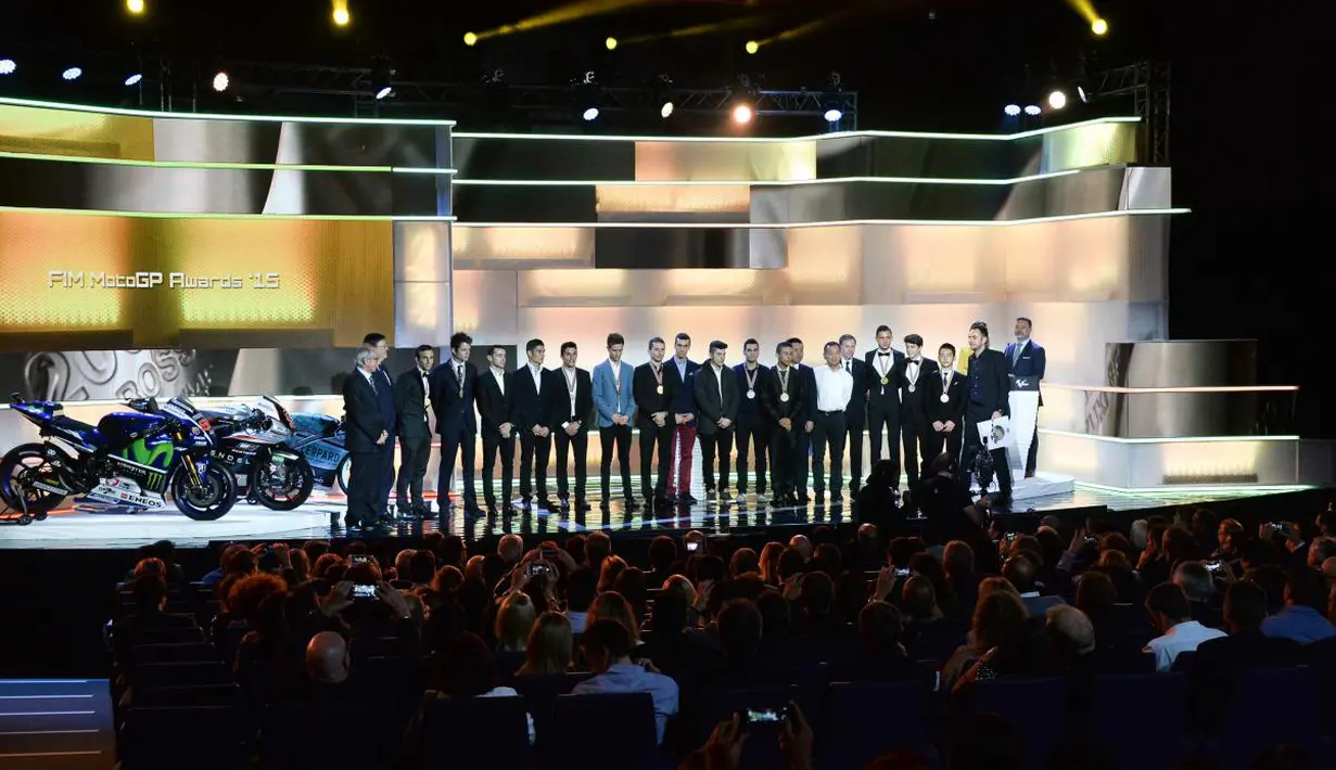 Para pebalap dari kelas Moto berbeda hadir saat FIM AWARDS MotoGP di Palacio de Congresos, Spanyol, Minggu(8/11/2015.  (Motogp.com)