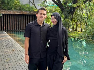 Pertama kali rayakan ulang tahun bareng suami, kebahagiaan terpancar jelas di wajah Adiba Khanza. Adiba mendapatkan buket bunga dan kue ulang tahun dengan tulisan ‘happy birthday istriku’. Meski merupakan ulang tahun pertama bareng suami, namun sebelumnya Adiba sudah rayakan ultah bareng Egy sebanyak 5 kali. Diketahui Adiba dan Egy dekat selama 5 tahun sebelum akhirnya menikah. (Liputan6.com.IG/@adiba.knza)
