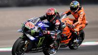 Pembalap Monster Energy Yamaha, Fabio Quartararo, akan mengawali balapan MotoGP Mandalika 2022 di posisi paling depan setelah meraih catatan waktu paling cepat pada sesi kualifikasi. (AFP/Sonny Tumbelaka)