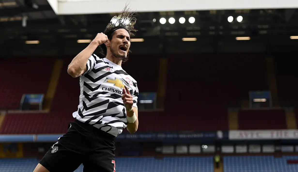 Pemain Manchester United Edinson Cavani melakukan selebrasi usai mencetak gol ke gawang Aston Villa pada pertandingan Liga Inggris di Villa Park, Birmingham, Inggris, Minggu (9/5/2021). Manchester United menang 3-1. (Shaun Botterill/Pool via AP)