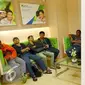Warga pengguna BPJS menunggu antrian di Kantor Cabang BPJS Ketenagakerjaan Salemba, Jakarta, Rabu (04/5). BPJS menargetkan 22 juta tenaga kerja dalam kepesertaan BPJS Ketenagakerjaan.(Liputan6.com/Fery Pradolo)