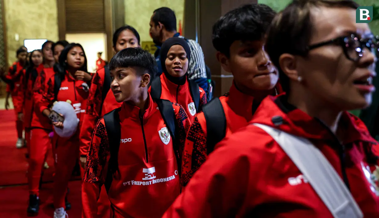 <p>Sheva Imut Furyzcha dan sejumlah pemain Timnas Indonesia Putri saat kedatangan mereka setelah menjuarai Piala AFF Wanita 2024 di Gedung VVIP Terminal 3 Bandara Soekarno Hatta, Tangerang, Jumat (06/12/2024). (Bola.com/Bagaskara Lazuardi)</p>