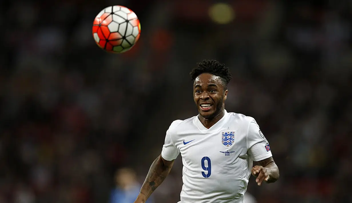Gelandang serang - Raheem Sterling, meski dianggap performanya menurut selama di Manchester City musim lalu, namun dirinya tetap dibutuhkan. Kecepatan serta kemampuan menggiring bola membuatnya layak menjadi pilihan utama. (AFP/Adrian Dennis)