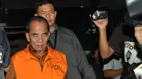 Gubernur Riau Annas Maamun menjalani pemeriksaan perdana oleh penyidik KPK, Jakarta, (30/9/14). (Liputan6.com/Miftahul Hayat)