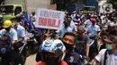 Buruh membawa spanduk saat konvoi di Kota Tangerang, Banten, Selasa (6/10/2020). Dalam aksi tersebut mereka menolak UU Omnibus Law Cipta Kerja yang sudah disahkan oleh DPR RI. (Liputan6.com/Angga Yuniar)