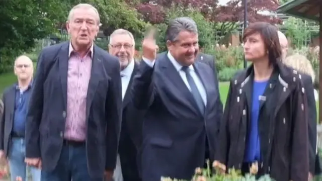 Menteri Jerman Acungkan Jari Tengah ke Pengunjuk Rasa, Kenapa?