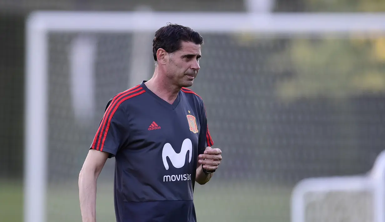 Pelatih baru Spanyol, Fernando Hierro, saat latihan perdananya di Krasnodar Academy, Krasnodar, Selasa (13/6/2018). Legenda Real Madrid ini ditunjuk menggantikan Julen Lopetegui. (AFP/Pierre-Philippe Marcou)