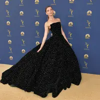 Angela Sarafyan pun menggunakan gaun dengan nuansa hitam di Emmy Awards 2018. Elegan banget ya! (NEILSON BARNARD / GETTY IMAGES NORTH AMERICA / AFP)