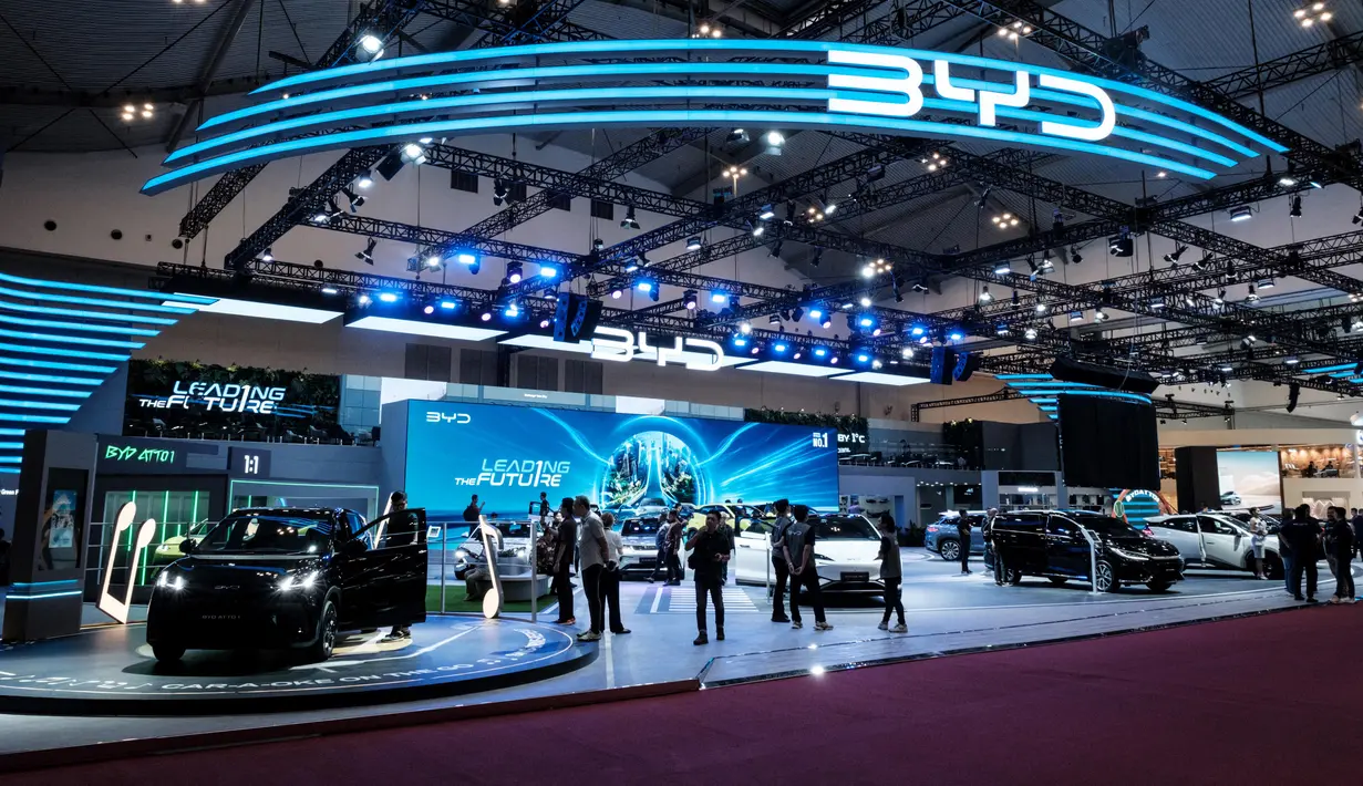 Gaikindo Indonesia International Auto Show (GIIAS) 2025, resmi dibuka untuk umum di Indonesia Convention Exhibition (ICE), Tangerang, Banten, pada Kamis 24 Juli 2025. Tampak dalam foto, panggung mini display BYD terlihat selama Gaikindo Indonesia International Auto Show (GIIAS) ke-32 di Indonesia Convention Exhibition (ICE) di Tangerang, Banten, 23 Juli 2025. (Yasuyoshi CHIBA/AFP)