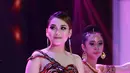 Ayu Ting Ting memberikan penampilan yang berbeda dan menarik pada setiap lagu yang dinyanyikan malam itu. (Deki Prayoga/Bintang.com)