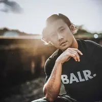 Denny Sumargo merayakan ulang tahunnya bersama anak-anak di panti asuhan. (instagram/sumargodenny)