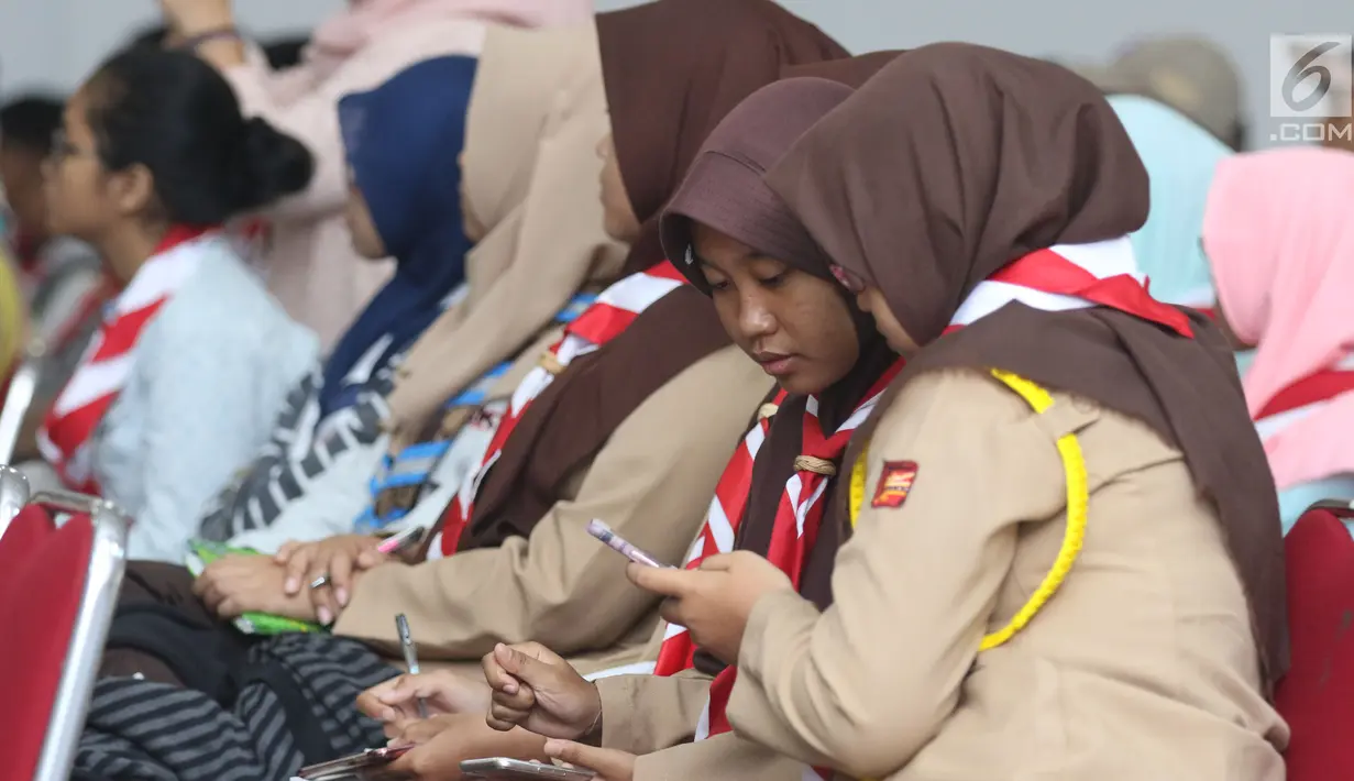 Anggota Pramuka saat mengikuti materi membuat video dengan ponsel pada Pelatihan Media Sosial dan Membuat Video Jilid 2, Jakarta, Sabtu (5/8). Pelatihan dalam rangka Raimuna Nasional XI Gerakan Pramuka. (Liputan6.com/Helmi Fithriansyah) 