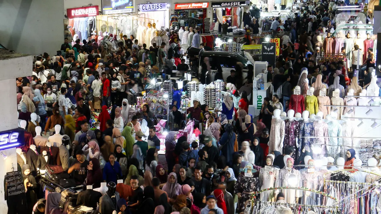Warga Padati Pasar Tanah Abang Jakarta