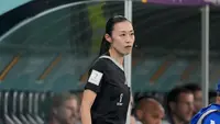 Wasit Jepang Yoshimi Yamashita selama pertandingan sepak bola grup F Piala Dunia antara Belgia dan Kanada, di Stadion Ahmad Bin Ali, Doha, Qatar, Rabu (23/11/2022). Dalam Piala Dunia 2022 Yamashita bukan menjadi satu-satunya wasit wanita, ia bersama rekan wanitanya Stéphanie Frappart dari Prancis dan Salima Mukansanga dari Rwanda. (AP Photo/Natacha Pisarenko)