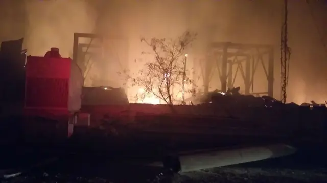Pipa Meledak Saat Gudang Semen Pabrik Indocement Cirebon Terbakar