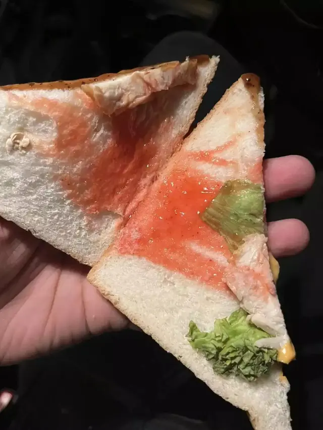 6 Potret Roti Isi Sayur Ini Pelit Banget, Makannya Jadi Kurang Menikmati