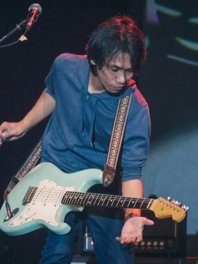 6 Potret Eross Candra Sheila On 7 dan Gitarnya yang Dilelang untuk Donasi Palestina