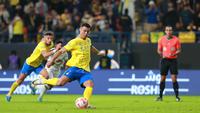 Pemain Al Nassr, Cristiano Ronaldo, menendang bola dari titik penalti yang membuahkan gol ke gawang Al Ettifaq dalam pertandingan lanjutan Saudi Pro League 2023/2024 yang berlangsung di Al Awwal Park, Jumat (22/12/2023). (X/Al Nassr FC)
