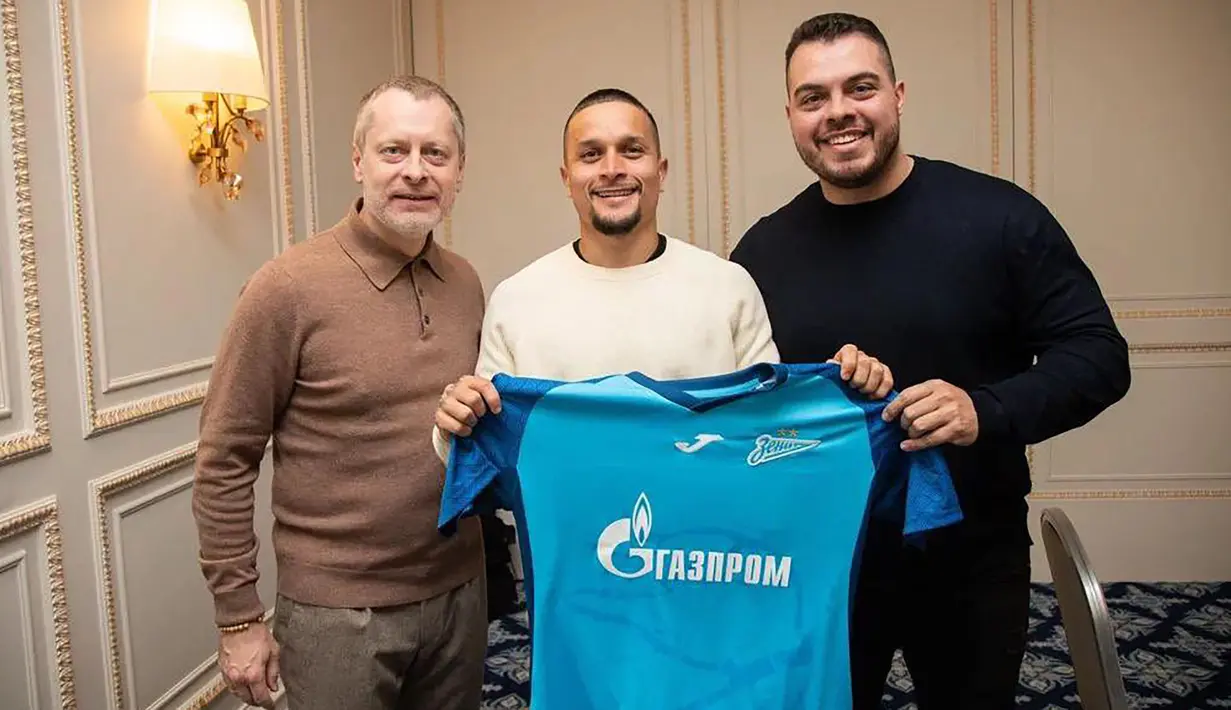Sayap kanan Brasil berusia 25 tahun, Artur Guimaraes didapatkan Zenit St Petersburg dari klub Brasil, Palmeiras pada 8 Januari 2024 dengan mahar senilai 15 juta euro atau setara Rp255 miliar dengan durasi kontrak selama tiga setengah tahun hingga 30 Juni 2027. Selama musim 2023/2024, Zenit St Petersburg total telah mendatangkan lima pemain asal Brasil termasuk Artur Guimaraes. (en.fc-zenit.ru)