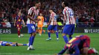 Kedua tim bermain lebih hati-hati, dengan Barcelona tetap mendominasi penguasaan bola. Tampak dalam foto, penyerang Atletico Madrid asal Argentina, Julian Alvarez (tengah) bersama rekan-rekan setimnya merayakan kemenangan di akhir pertandingan leg kedua perempat final Liga Champions 2025/2026 melawan FC Barcelona di Stadion Metropolitano, Madrid pada Selasa 14 April 2026 waktu setempat atau Rabu (15/4/2026) dini hari WIB. (Thomas COEX/AFP)