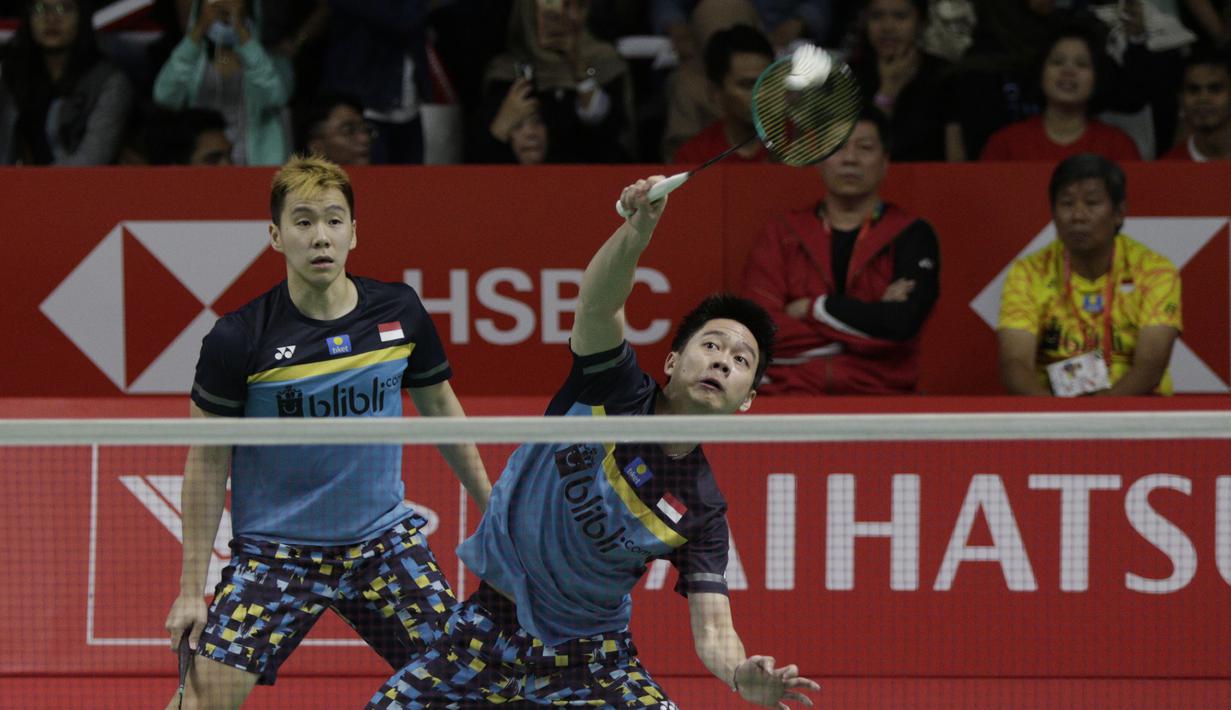Ganda putra Indonesia, Kevin Sanjaya / Marcus Gideon, mengembalikan kok saat melawan ganda Jerman pada Indonesia Masters 2019 di Istora Senayan, Jakarta, Rabu (23/1). Kevin / Marcus lolos ke 16 besar. (Bola.com/M. Iqbal Ichsan)