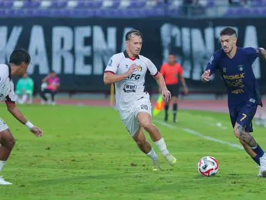 Pemain Persita Tangerang, Rayco Rodriguez, berusaha melewati pemain Persik Kediri di BRI Super League di Stadion Indomilk Arena, Minggu (21/12/2025). (Bola.com/M Iqbal Ichsan)