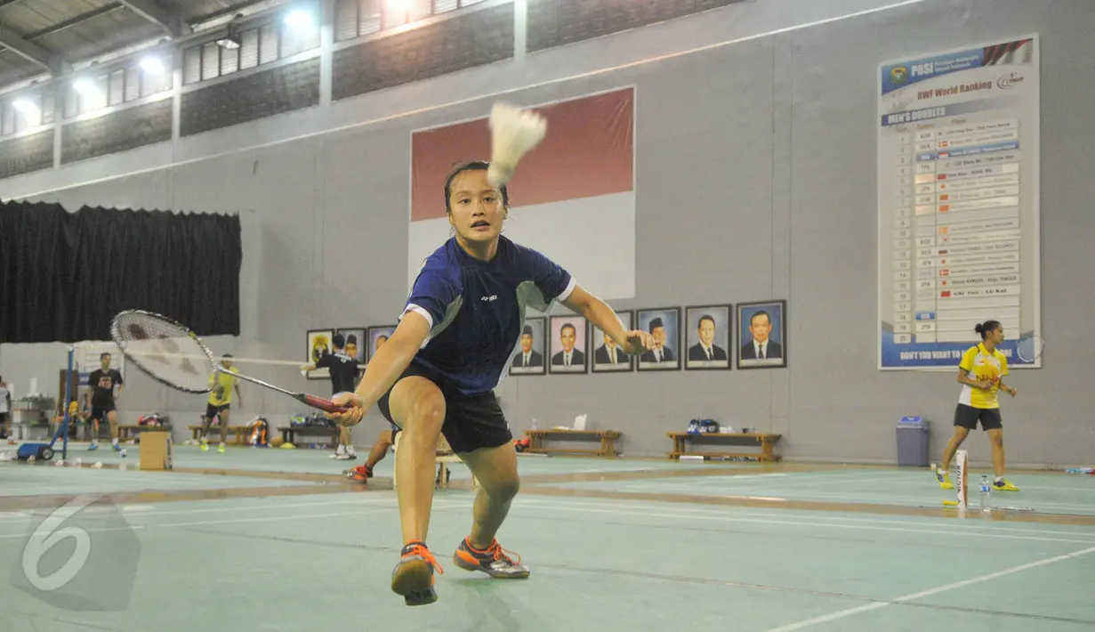 Pebulu tangkis putri Indonesia Hanna Ramadhini berlatih di Pusat Bulu Tangkis, Cipayung, Jakarta Timur, Jumat (29/5/2015). Indonesia Open Super Series Premier 2015 berlangsung di Istora Senayan pada 2-7 Juni mendatang. (Liputan6.com/ Herman Zakharia)