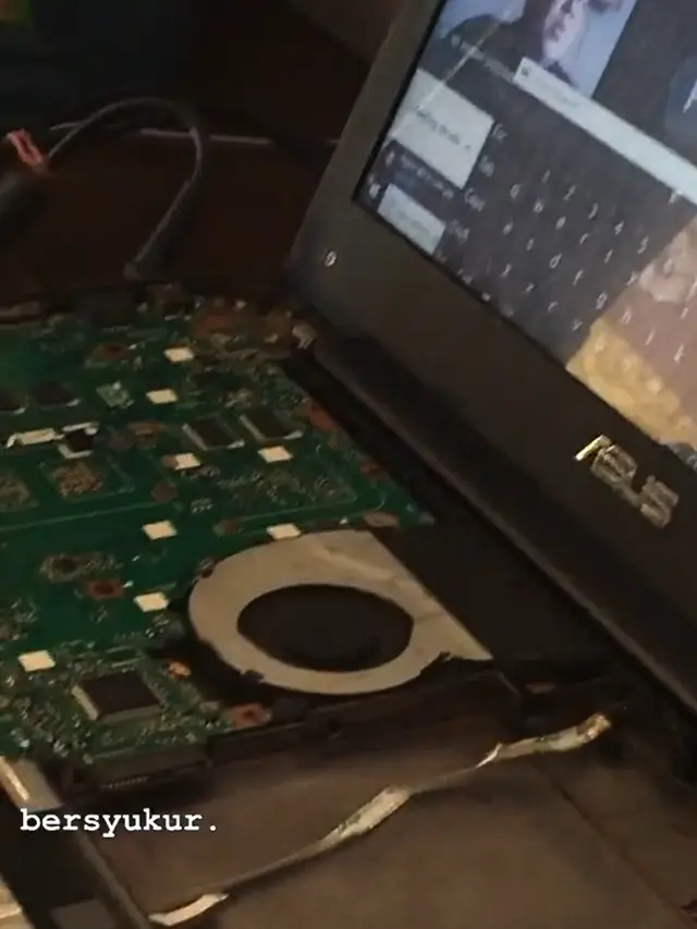 Sebuah video viral dari mahasiswa yang menggunakan laptop tanpa keyboard saat kelas online.
