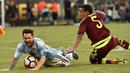 Lionel Messi terjatuh setelah dilanggar pemain Venezuela dalam laga perempat final Copa America Centenario 2016 di Stadion Gillette, Massachusetts, AS, (19/6/2016). (AFP/Nelson Almeida)