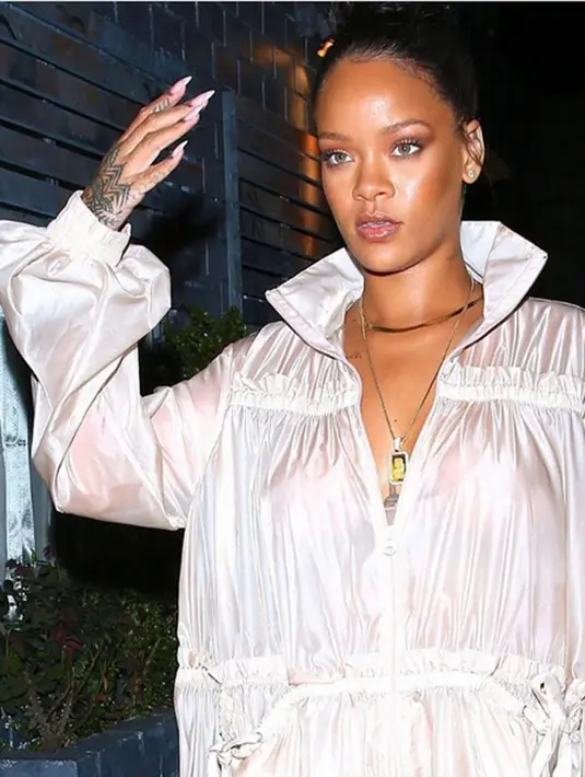Jalinan cinta Rihanna dan Hassan belum lama tersiar di hadapan publik. Namun muncul kabar baru bahwa sekarang ini Rihanna sedang hamil dan itu merupakan anaknya bersama Hassan. (Instagram/rihannadaily)
