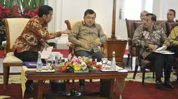 Presiden Joko Widodo (kiri) berbincang dengan Jaksa Agung, M Prasetyo (kanan) disaksikan Wapres Jusuf Kalla (tengah) saat pertemuan dengan Kepala Kejaksaan Tinggi seluruh Indonesia di Istana Bogor, Jabar, Jumat (28/11). (ANTARA FOTO/Andika Wahyu)