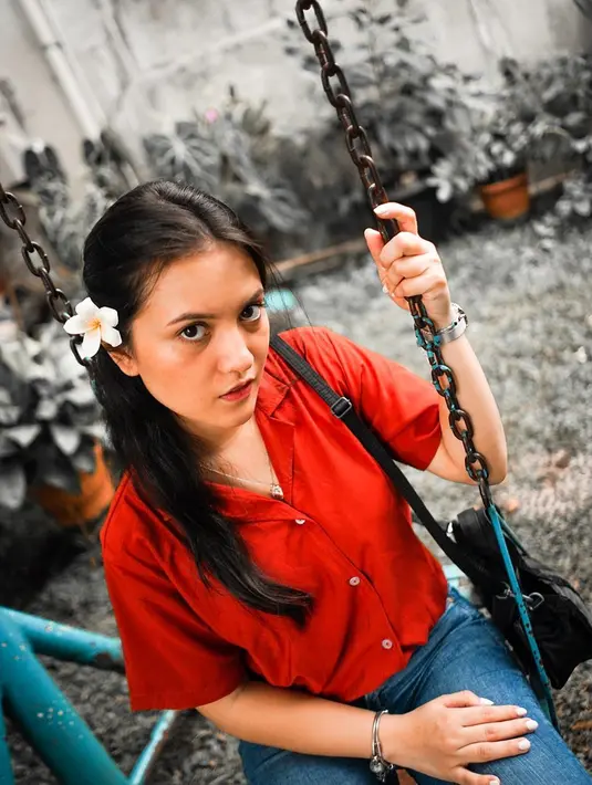 Rambut diikat dengan model kuncir kuda kemudian menyelipkan bunga kamboja cantik di telinganya, pesona artis berusia 26 tahun ini makin terpancar. Baju warna merah yang dikenakannya membuat Marsha Aruan semakin menawan, apalagi dengan lirikan tajamnya ke kamera. (Liputan6.com/IG/@aruanmarsha)